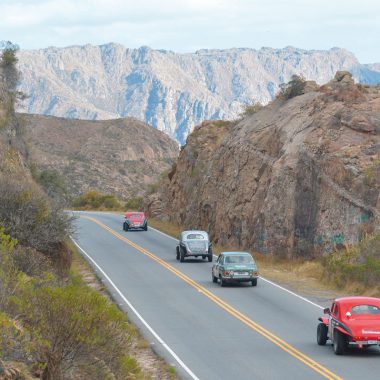 Autos en la montaña