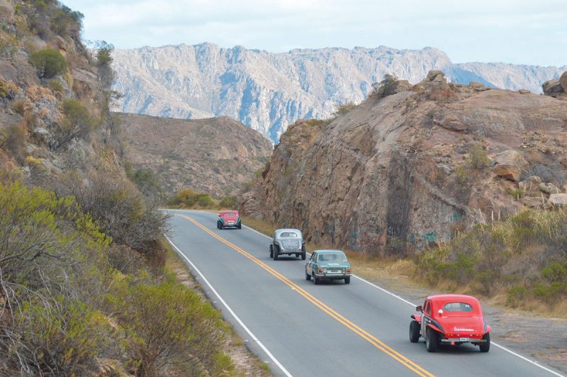 Autos en la montaña